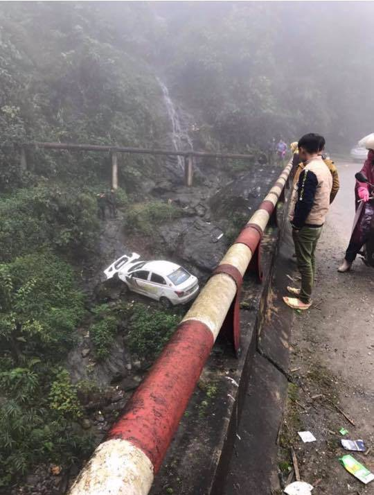 Lào Cai: Xe taxi lao từ trên cầu xuống rồi nằm gọn dưới khe suối - Ảnh 2.