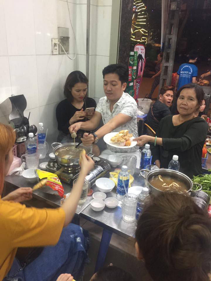 Bị bắt gặp đi ăn cùng nhau, Nhã Phương thì nhăn nhó trong khi Trường Giang thì cười - Ảnh 3. Bị bắt gặp đi ăn cùng nhau, Nhã Phương thì nhăn nhó trong khi Trường Giang thì cười - Ảnh 3.