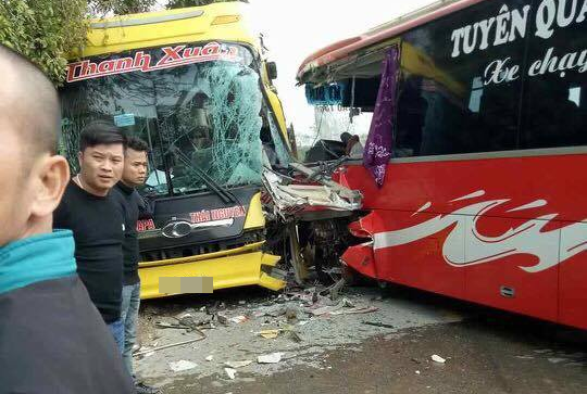 Tuy&ecirc;n Quang: Hai xe kh&aacute;ch đấu đầu nhau, h&agrave;ng chục h&agrave;nh kh&aacute;ch hoảng loạn, ph&aacute; cửa k&iacute;nh tho&aacute;t ra ngo&agrave;i - Ảnh 1.