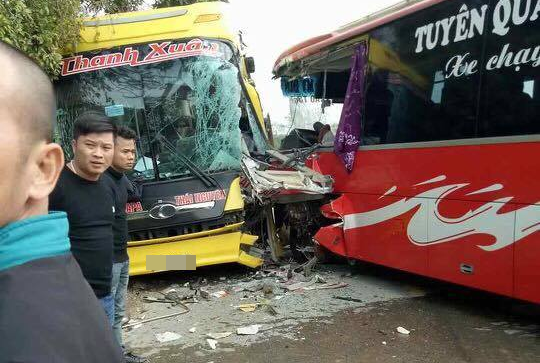 Tuyên Quang: Hai xe khách đấu đầu nhau, hàng chục hành khách hoảng loạn, phá cửa kính thoát ra ngoài - Ảnh 1.