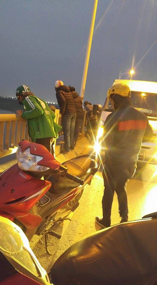 Hà Nội: Nam thanh niên đang đi ô tô qua cầu bất ngờ mở cửa rồi nhảy xuống sông Hồng - Ảnh 2.