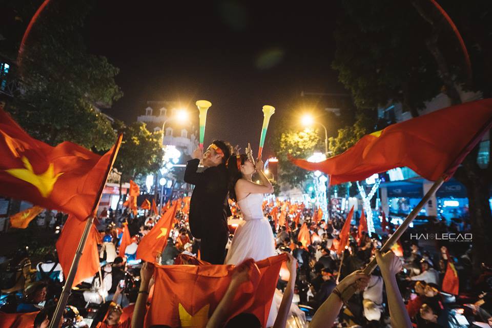 Cô dâu chú rể đi bão ăn mừng U23, nhân tiện chụp luôn ảnh cưới! - Ảnh 6.