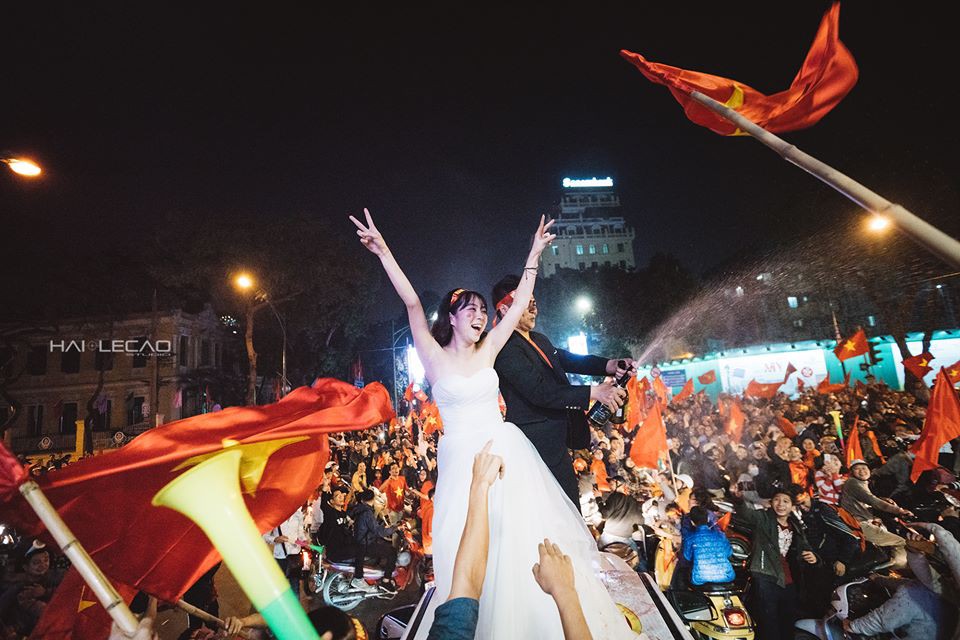 Cô dâu chú rể đi bão ăn mừng U23, nhân tiện chụp luôn ảnh cưới! - Ảnh 7.