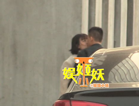 Ảnh hậu gia thế khủng được bạn trai nghèo ôm hôn đắm đuối, đập tan tin đồn chia tay vì cách biệt đẳng cấp - Ảnh 1. Ảnh hậu gia thế khủng được bạn trai nghèo ôm hôn đắm đuối, đập tan tin đồn chia tay vì cách biệt đẳng cấp - Ảnh 1.