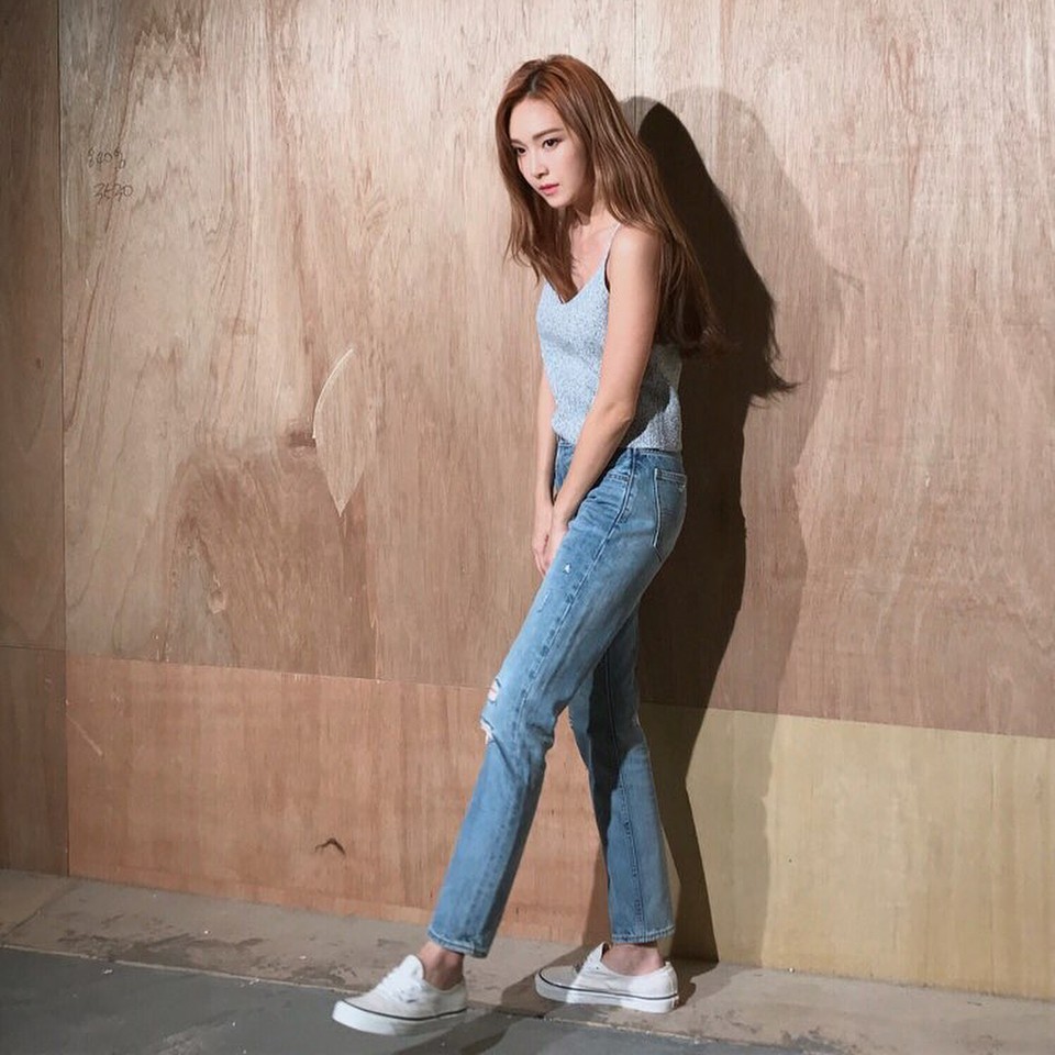 Năm nay nếu định sắm skinny jeans, bạn đừng mua loại bó chịt mà hãy chọn dáng ôm vừa phải như thế này mới là đúng mốt 2018 - Ảnh 6.