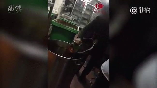 Trung Quốc: Nhà hàng nổi tiếng tái sử dụng một thùng nước lẩu, khách ăn không hết thì đổ vào rồi múc ra cho khách mới - Ảnh 2.