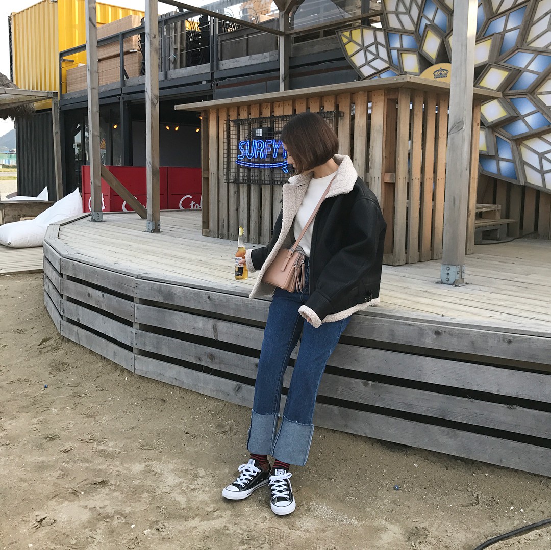 Quần jeans ống rộng gập gấu: kh&ocirc;ng phải người ta tr&oacute;t mua quần d&agrave;i rồi xắn l&ecirc;n cho ngắn đ&acirc;u, l&agrave; hot trend đấy! - Ảnh 2.