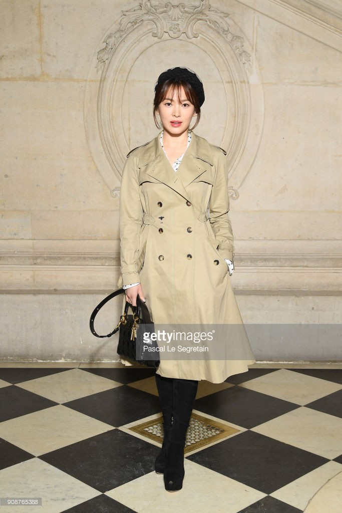 Dự show Dior, Song Hye Kyo may mà quá đẹp mới đỡ được style sến khó tả - Ảnh 4.