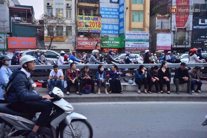 H&agrave; Nội: H&agrave;ng ngh&igrave;n người chen lấn xin lộc sau khi lễ cầu an ở ch&ugrave;a Ph&uacute;c Kh&aacute;nh kết th&uacute;c - Ảnh 13.