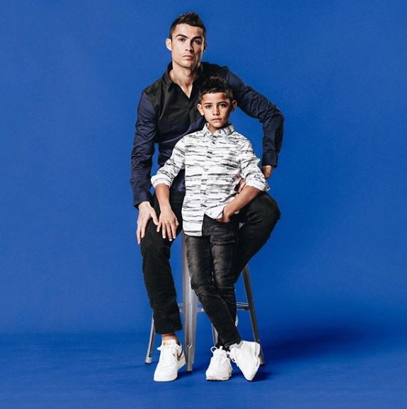 Kh&ocirc;ng chỉ hưởng gen đ&aacute; b&oacute;ng từ bố, con trai Ronaldo c&ograve;n cực s&agrave;nh thời trang - Ảnh 2.