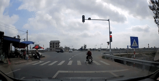 Clip: vượt đ&egrave;n đỏ, hai &ocirc;-t&ocirc; đ&acirc;m v&agrave;o nhau g&acirc;y tai nạn thảm khốc - Ảnh 2.