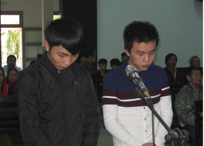 Thanh ni&ecirc;n tr&egrave;o r&agrave;o v&agrave;o đ&acirc;m chết người đắp chung chăn với bạn g&aacute;i cũ - Ảnh 2.