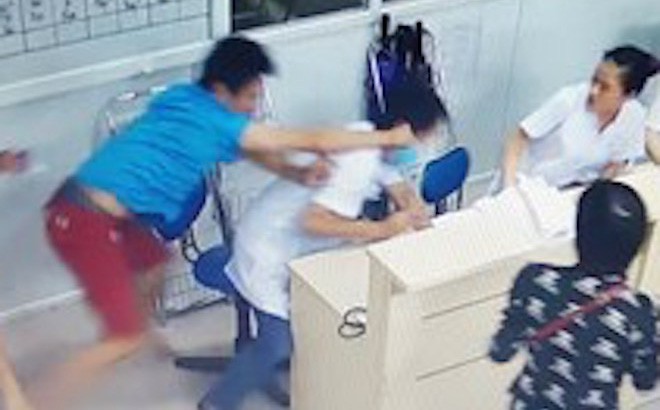 Bệnh nhân đánh cán bộ y tế đang mang thai vì phải đi lòng vòng làm thủ tục - Ảnh 1.