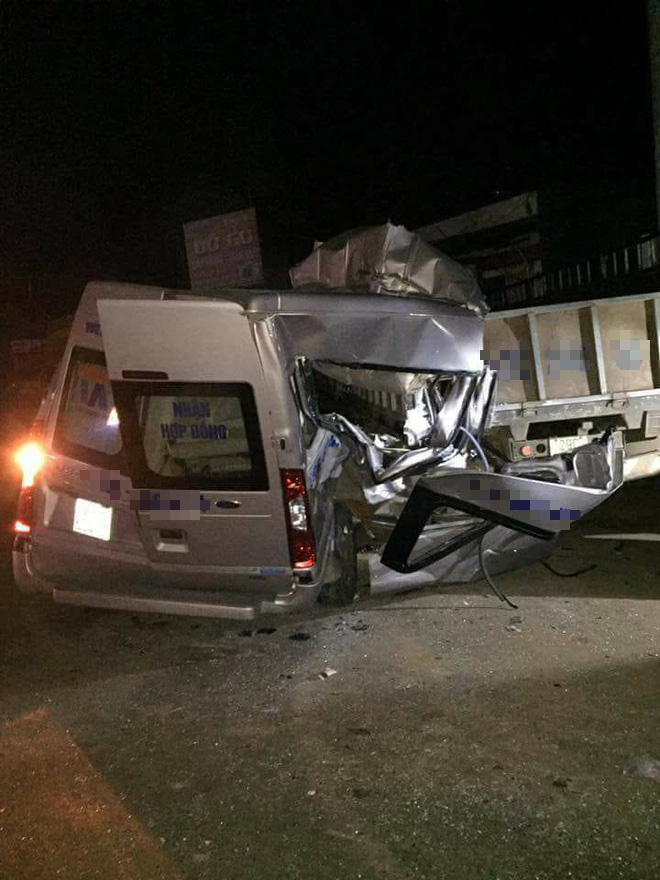 Mộc Châu: Xe khách du lịch 16 chỗ đâm vào xe tải gây tai nạn thảm khốc, nhiều người thương vong - Ảnh 1.