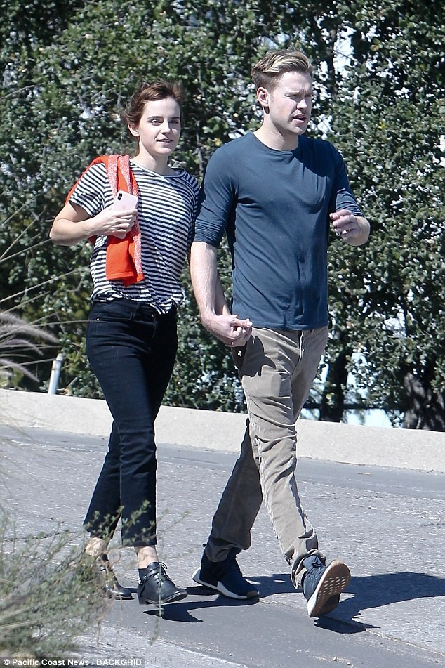 Emma Watson công khai nắm tay tình mới - tài tử body 6 múi của phim Glee - Ảnh 7.