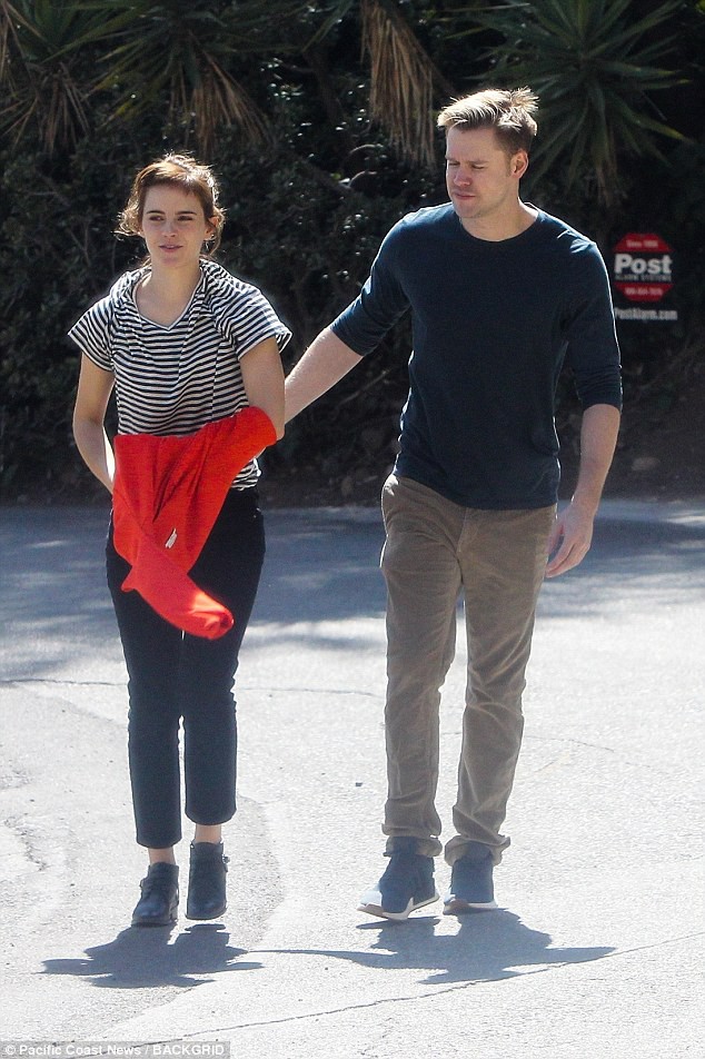 Emma Watson công khai nắm tay tình mới - tài tử body 6 múi của phim Glee - Ảnh 6.