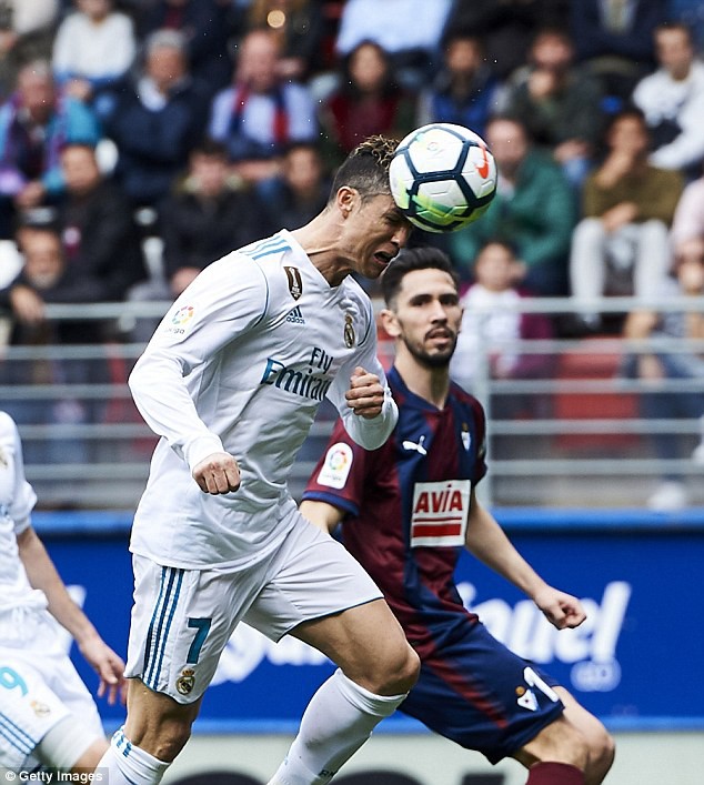 Ronaldo lập c&uacute; đ&uacute;p, Real Madrid thắng trận thứ 3 li&ecirc;n tiếp - Ảnh 11.