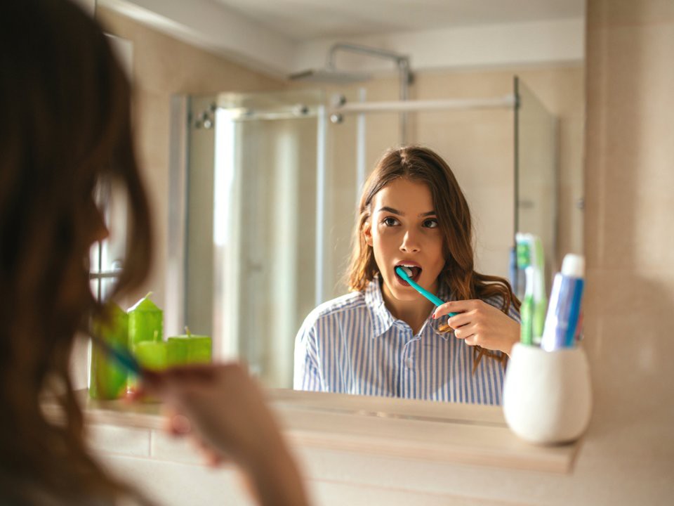 Chải răng tưởng chừng là việc đơn giản, ấy vậy mà hầu hết chúng ta vẫn mắc phải những lỗi này - Ảnh 1. Chải răng tưởng chừng là việc đơn giản, ấy vậy mà hầu hết chúng ta vẫn mắc phải những lỗi này - Ảnh 1.