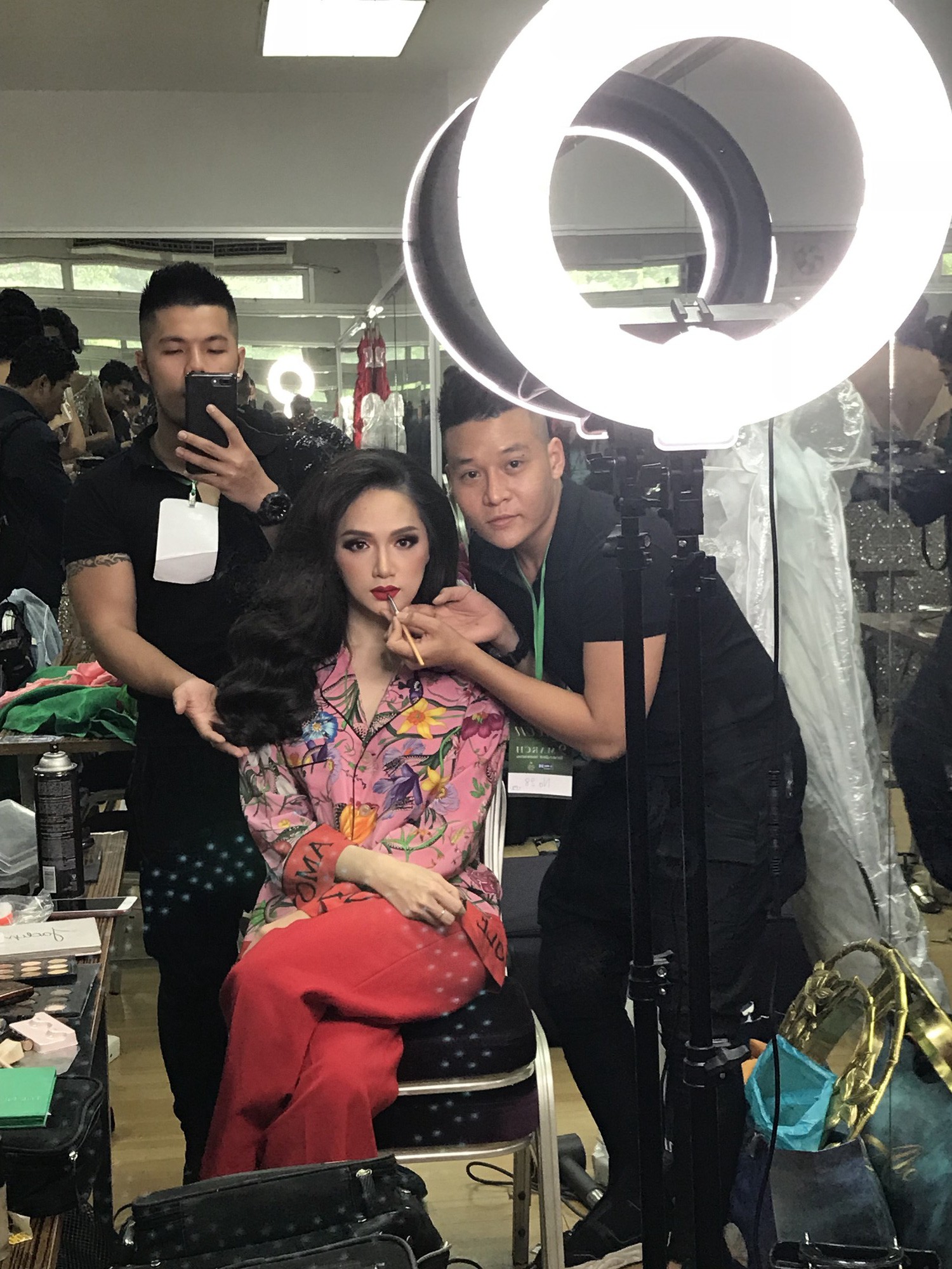 Chỉ dùng son đỏ và son cam mà Hương Giang vẫn cứ tỏa sáng ngời ngời tại Hoa hậu Chuyển giới Quốc tế 2018 - Ảnh 6.