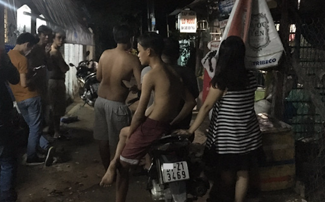 Đánh nhóm trai lạ vì đi chơi với bạn gái mình - Ảnh 1.