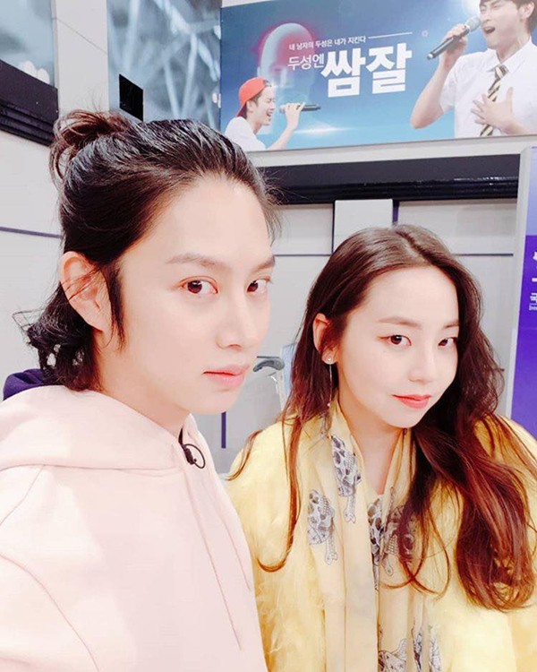 Những khoảnh khắc tình cảm của Heechul (SuJu) và Sohee trên sóng truyền hình - Ảnh 4.