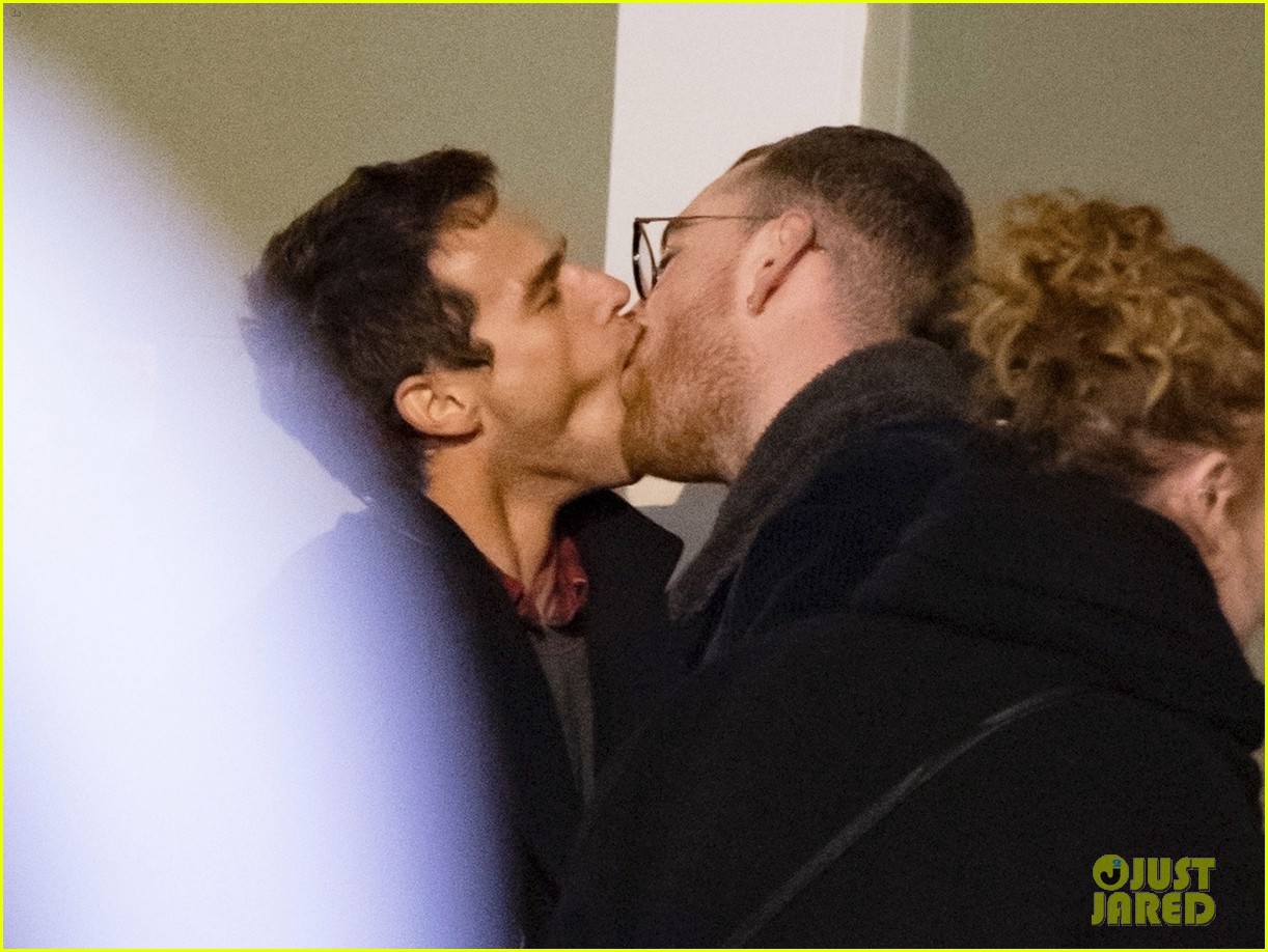 sam-smith-brandon-flynn-kissing-photos-29-1520688627091368728054.jpg