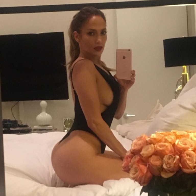 Không chỉ để ngủ, giường còn là thiên đường sống ảo cho các mỹ nhân showbiz khoe body bốc lửa nhất - Ảnh 15. Không chỉ để ngủ, giường còn là thiên đường sống ảo cho các mỹ nhân showbiz khoe body bốc lửa nhất - Ảnh 15.