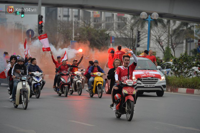 Fan Hải Phòng đốt pháo sáng, nhuộm đỏ đường phố Hà Nội trên đường tiến về sân Hàng Đẫy - Ảnh 4.