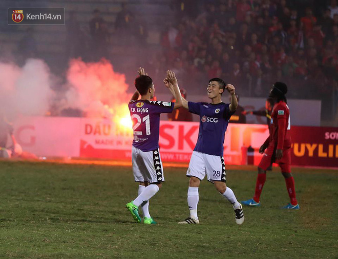 Hà Nội FC khiến Hải Phòng ôm hận trong ngày Hàng Đẫy rực đỏ pháo sáng - Ảnh 4.