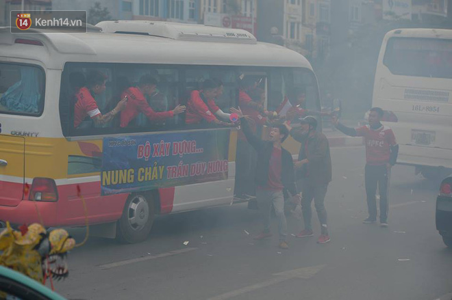 Fan Hải Phòng đốt pháo sáng, nhuộm đỏ đường phố Hà Nội trên đường tiến về sân Hàng Đẫy - Ảnh 12.