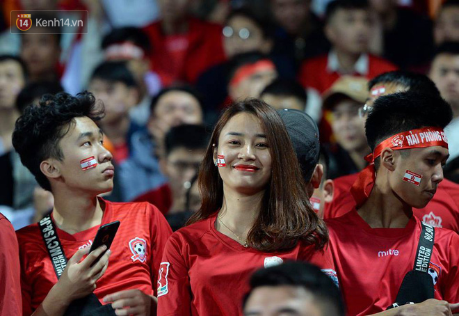 Fan Hải Ph&ograve;ng n&eacute;m ph&aacute;o s&aacute;ng xuống s&acirc;n, l&iacute;nh cứu hỏa phải nhảy v&agrave;o dập lửa - Ảnh 2.