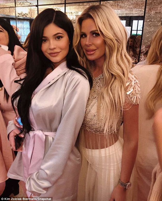 Sinh con được 1 tháng, Kylie Jenner đã tự tin khoe eo thon, sắc vóc quyến rũ bên các chị em Kardashian - Ảnh 9.