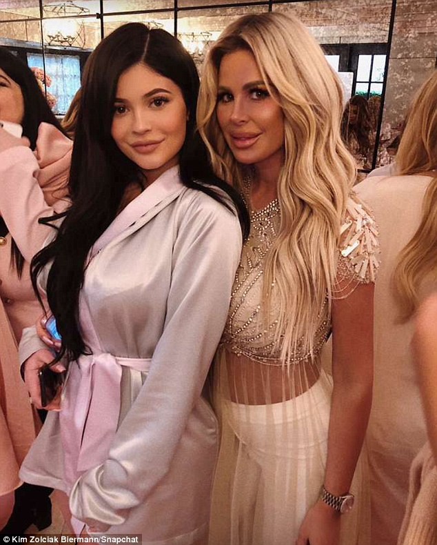 Sinh con được 1 th&aacute;ng, Kylie Jenner đ&atilde; tự tin khoe eo thon, sắc v&oacute;c quyến rũ b&ecirc;n c&aacute;c chị em Kardashian - Ảnh 9.