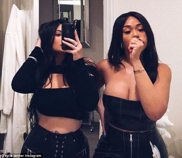 Sinh con được 1 tháng, Kylie Jenner đã tự tin khoe eo thon, sắc vóc quyến rũ bên các chị em Kardashian - Ảnh 1.