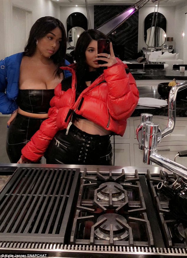 Sinh con được 1 tháng, Kylie Jenner đã tự tin khoe eo thon, sắc vóc quyến rũ bên các chị em Kardashian - Ảnh 2.