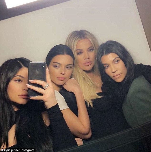 Sinh con được 1 tháng, Kylie Jenner đã tự tin khoe eo thon, sắc vóc quyến rũ bên các chị em Kardashian - Ảnh 7.
