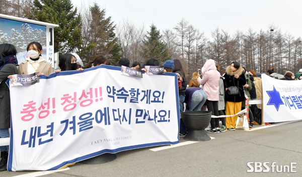 Taeyang nhập ngũ: Từ mặt mộc đến thời trang đều khiến fan mãn nhãn, vợ Min Hyo Rin hứa đến tiễn chồng - Ảnh 16.