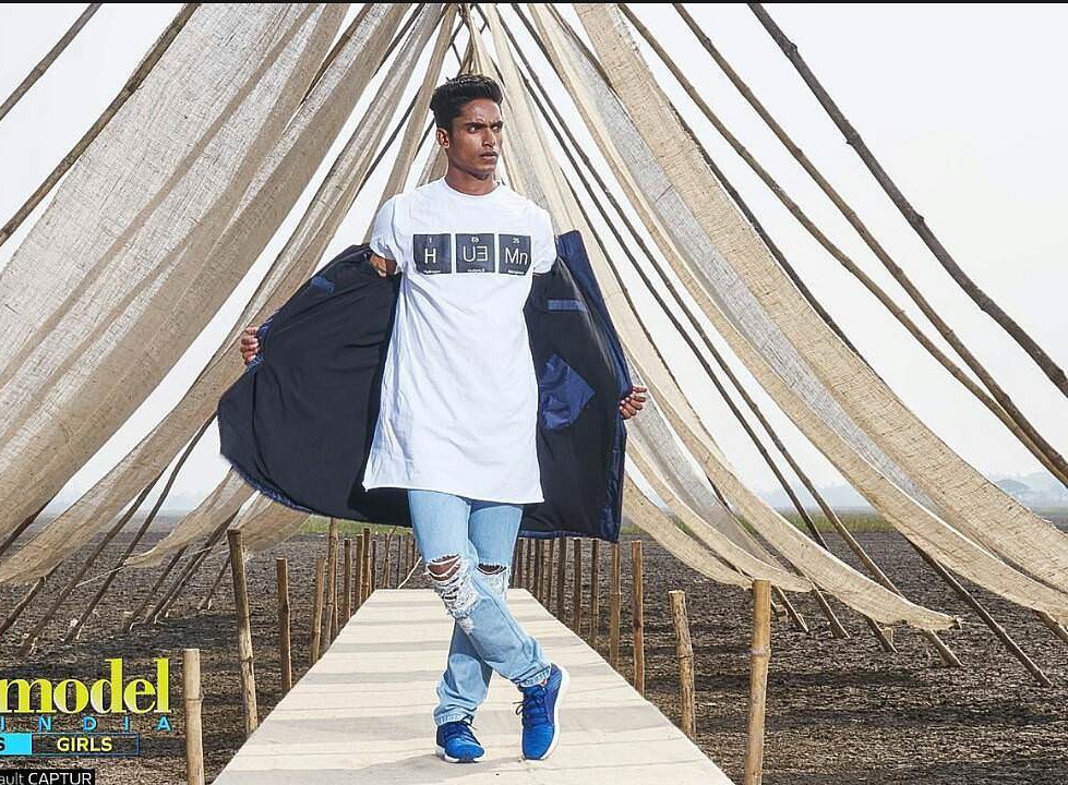 Next Top Ấn Độ cho thí sinh chụp hình catwalk giữa đồng ruộng - Ảnh 2. Next Top Ấn Độ cho thí sinh chụp hình catwalk giữa đồng ruộng - Ảnh 2.