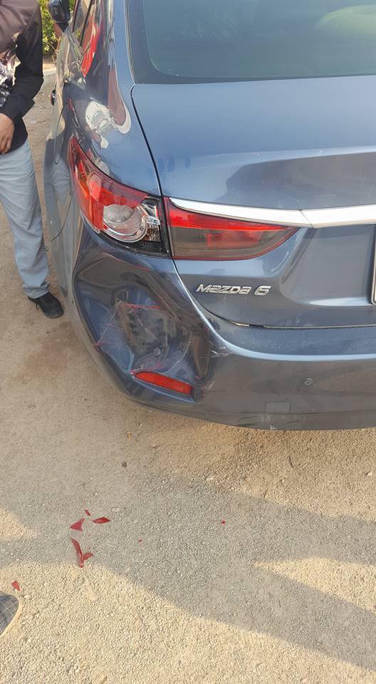 Lỡ đ&acirc;m m&oacute;p đu&ocirc;i v&agrave; vỡ đ&egrave;n xe kh&aacute;c, b&aacute;c t&agrave;i để lại giấy nhắn văn minh dễ thương cho chủ xe bị nạn - Ảnh 2.