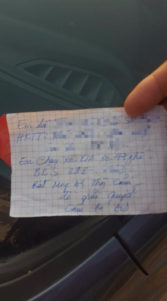 Lỡ đ&acirc;m m&oacute;p đu&ocirc;i v&agrave; vỡ đ&egrave;n xe kh&aacute;c, b&aacute;c t&agrave;i để lại giấy nhắn văn minh dễ thương cho chủ xe bị nạn - Ảnh 4.