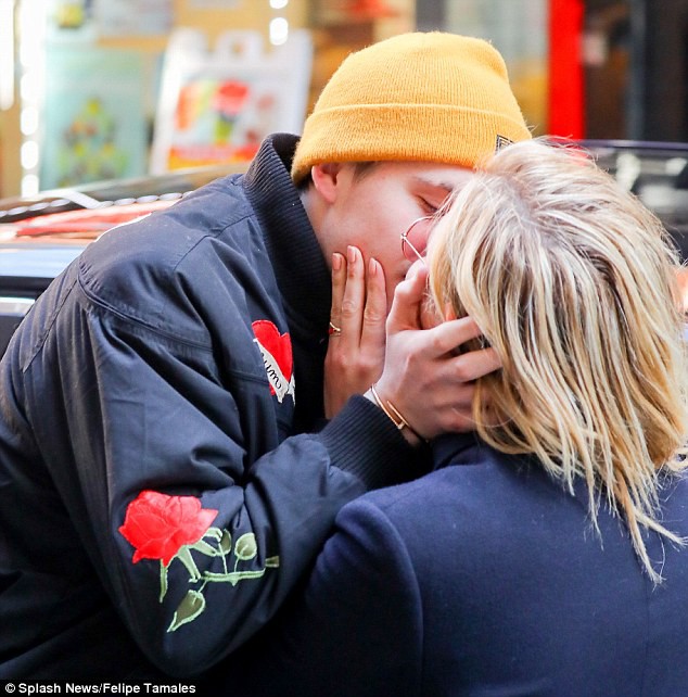 Không nỡ xa Chloe, Brooklyn Beckham kề môi hôn bạn gái nồng nàn trên phố - Ảnh 2.