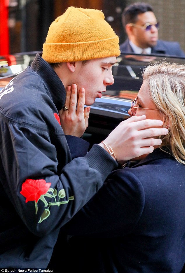 Không nỡ xa Chloe, Brooklyn Beckham kề môi hôn bạn gái nồng nàn trên phố - Ảnh 3.