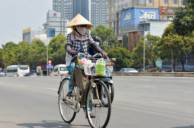 Người lao động Sài Gòn chật vật mưu sinh những ngày nắng nóng đổ lửa - Ảnh 8.