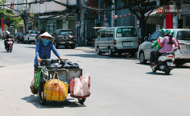 Người lao động Sài Gòn chật vật mưu sinh những ngày nắng nóng đổ lửa - Ảnh 4.