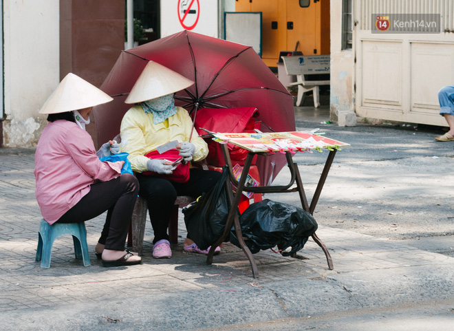 Người lao động Sài Gòn chật vật mưu sinh những ngày nắng nóng đổ lửa - Ảnh 6.