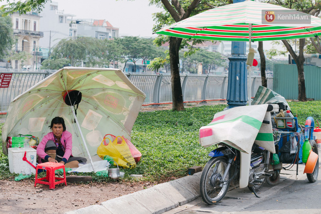 Người lao động Sài Gòn chật vật mưu sinh những ngày nắng nóng đổ lửa - Ảnh 5.