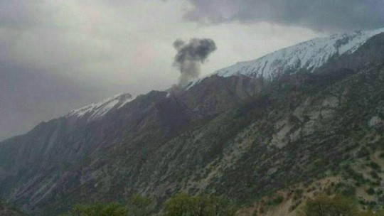 M&aacute;y bay lao v&agrave;o n&uacute;i ở Iran, 11 người chết - Ảnh 1.