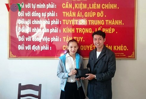 Thầy gi&aacute;o trẻ vừa mất việc trả lại 88 triệu đồng cho người đ&aacute;nh rơi - Ảnh 1.