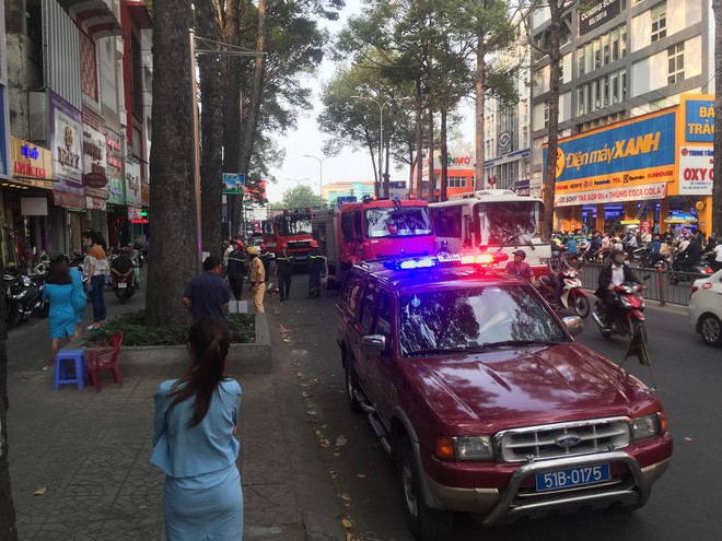 Gần 100 cảnh sát khống chế đám cháy tại phòng khám nha khoa ở Sài Gòn - Ảnh 2.