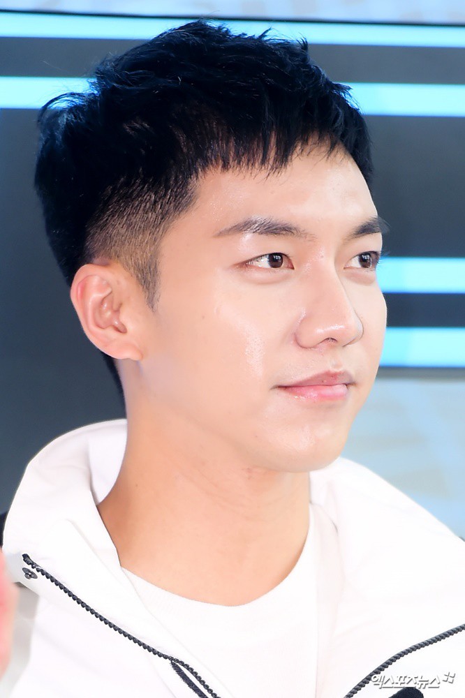 Sự kiện hot nhất hôm nay: Bạn trai Park Shin Hye lần đầu xuất hiện đã bị chê, Lee Seung Gi lộ mặt bóng dầu - Ảnh 12.